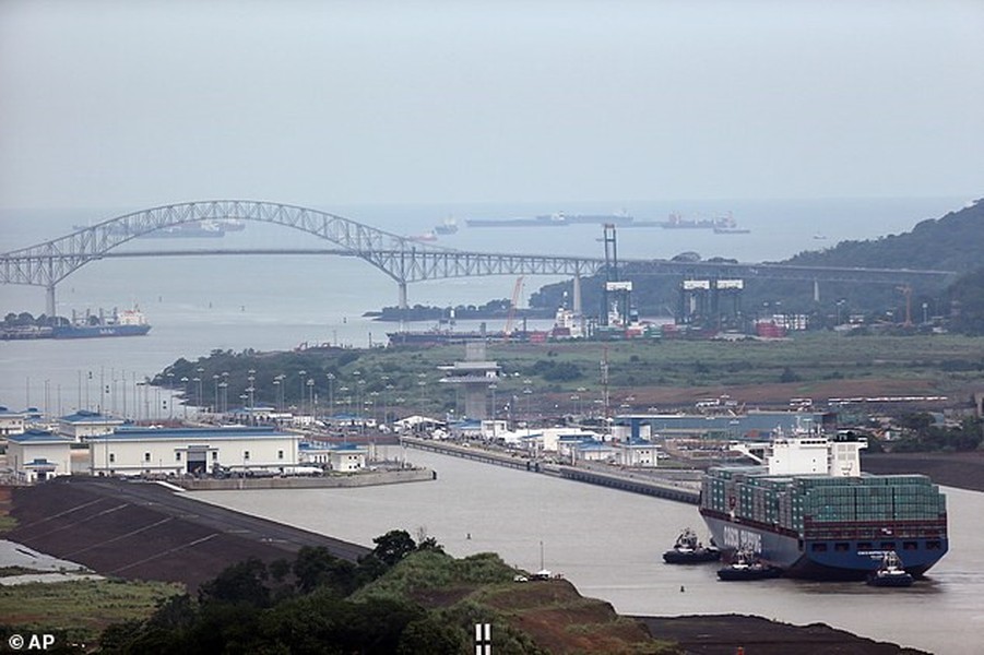 Tàu hàng Trung Quốc Cosco đã trở thành tàu hàng đầu tiên đi qua  kênh đào Panama khi nó được mở cửa trở lại vào ngày 26/6. (ảnh: AP).